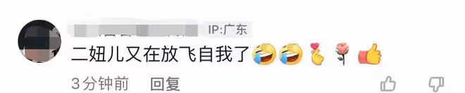 53歲斯琴格日樂放飛自我,坐在路邊彈唱無人認出,突然大叫蹦老高