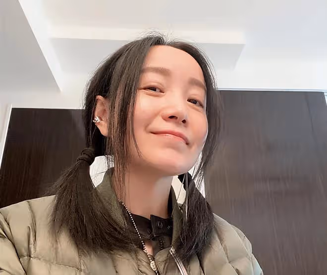 53歲斯琴格日樂放飛自我,坐在路邊彈唱無人認出,突然大叫蹦老高