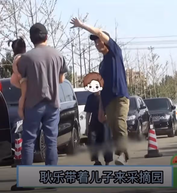 耿樂一家四口與肖央全家郊遊,神秘妻子罕露面,皮膚白皙氣勢足
