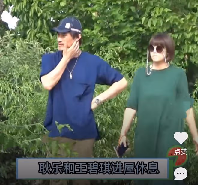 耿樂一家四口與肖央全家郊遊,神秘妻子罕露面,皮膚白皙氣勢足