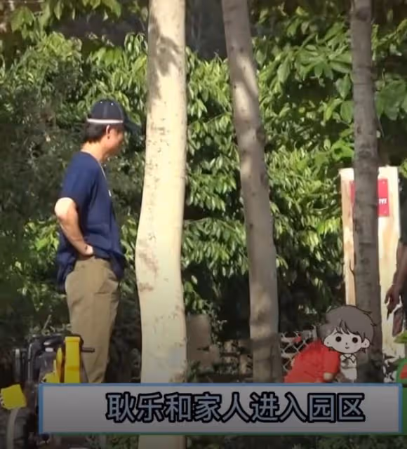 耿樂一家四口與肖央全家郊遊,神秘妻子罕露面,皮膚白皙氣勢足