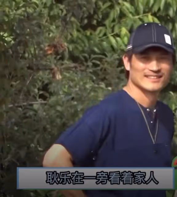耿樂一家四口與肖央全家郊遊,神秘妻子罕露面,皮膚白皙氣勢足