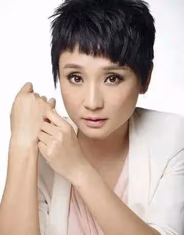 耿樂一家四口與肖央全家郊遊，神秘妻子罕露面，皮膚白皙氣勢足