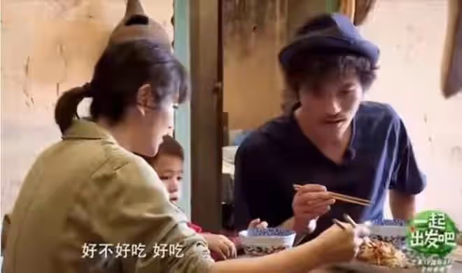耿樂一家四口與肖央全家郊遊，神秘妻子罕露面，皮膚白皙氣勢足