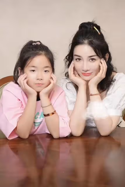 黃奕9歲女兒顏值逆襲,五官長開國際范十足,然而脖子粗壯引擔憂