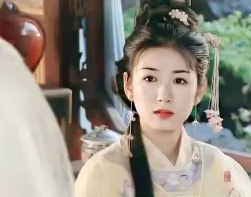 黃奕9歲女兒顏值逆襲,五官長開國際范十足,然而脖子粗壯引擔憂