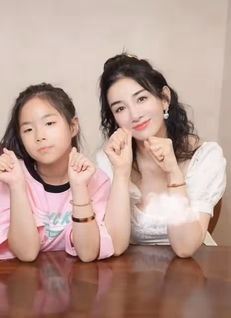 黃奕9歲女兒顏值逆襲,五官長開國際范十足,然而脖子粗壯引擔憂