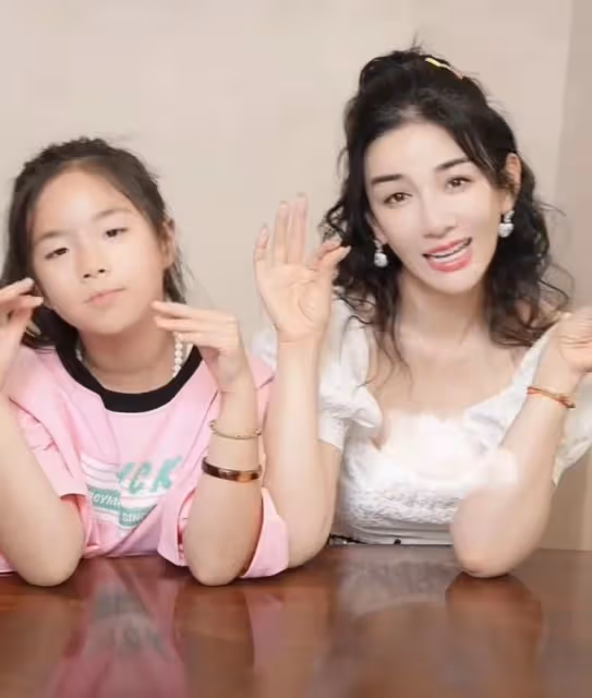 黃奕9歲女兒顏值逆襲,五官長開國際范十足,然而脖子粗壯引擔憂