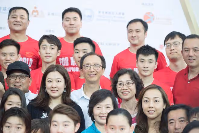 老夫少妻幸福麼,「跳水皇后」伏明霞被傳離婚,能作為驗證麼?
