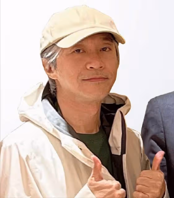 59歲周星馳罕見露面!面部「消瘦皺紋」顯滄桑憔悴,「滿頭白發」掩蓋不住,脖子跟手背青筋明顯