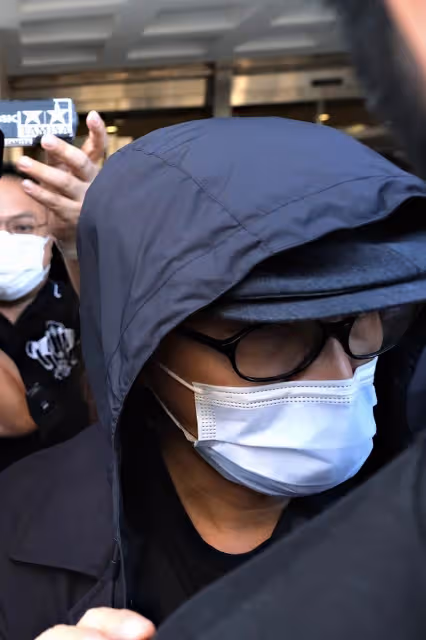 59歲周星馳罕見露面!面部「消瘦皺紋」顯滄桑憔悴,「滿頭白發」掩蓋不住,脖子跟手背青筋明顯
