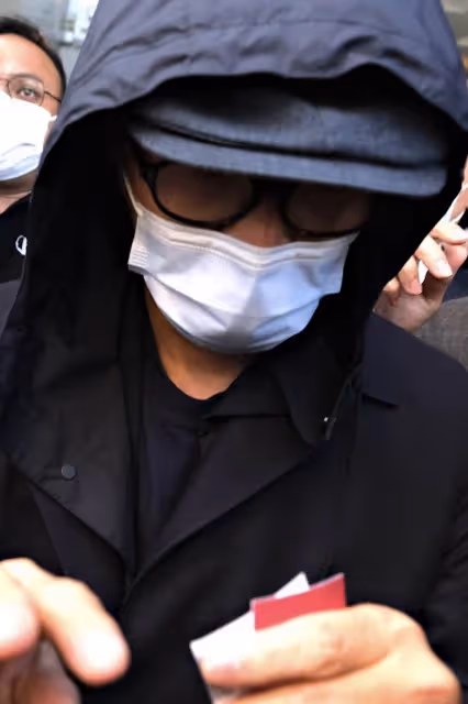 59歲周星馳罕見露面!面部「消瘦皺紋」顯滄桑憔悴,「滿頭白發」掩蓋不住,脖子跟手背青筋明顯