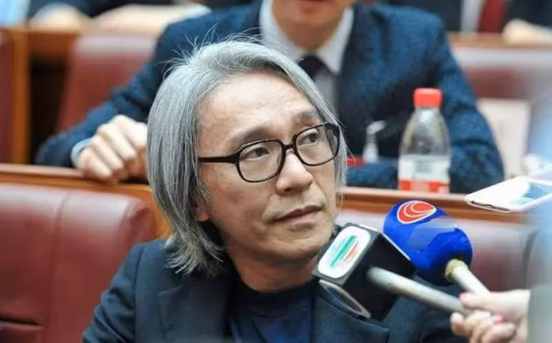 59歲周星馳罕見露面!面部「消瘦皺紋」顯滄桑憔悴,「滿頭白發」掩蓋不住,脖子跟手背青筋明顯