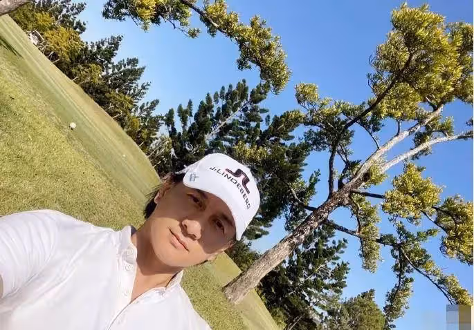 50歲吳奇隆真是老了!頭髮花白發福明顯,被網友調侃跟劉詩詩像兩代人