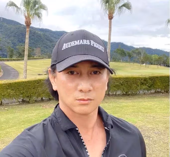 50歲吳奇隆真是老了!頭髮花白發福明顯,被網友調侃跟劉詩詩像兩代人