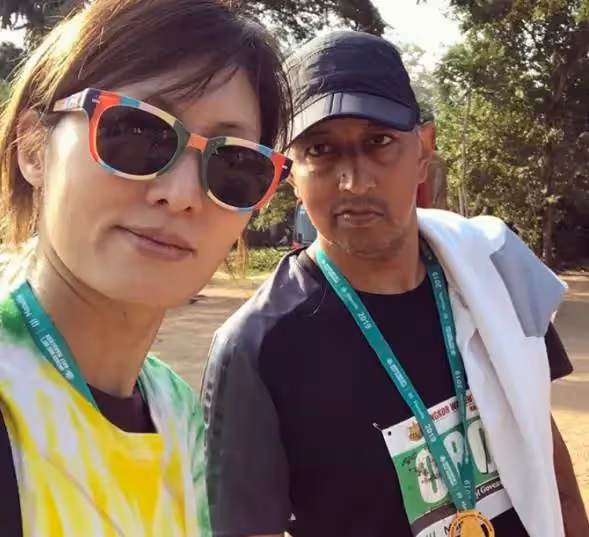 港姐周嘉玲嫁印度人近況!51歲染綠發太時髦,名校畢業轉行賣童裝