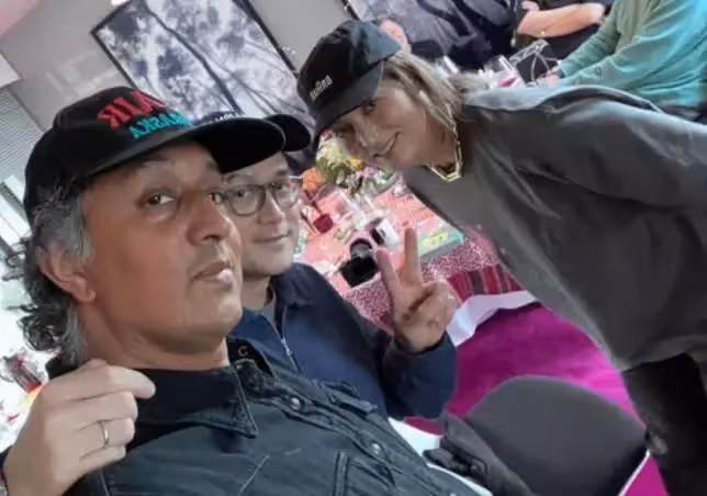 港姐周嘉玲嫁印度人近況！51歲染綠發太時髦，名校畢業轉行賣童裝