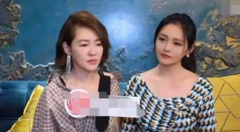 大S出席活動狀態真好,穿U領裙有骨感美,扎「高馬尾」看著比小s還年輕,網友:哪像兩娃媽