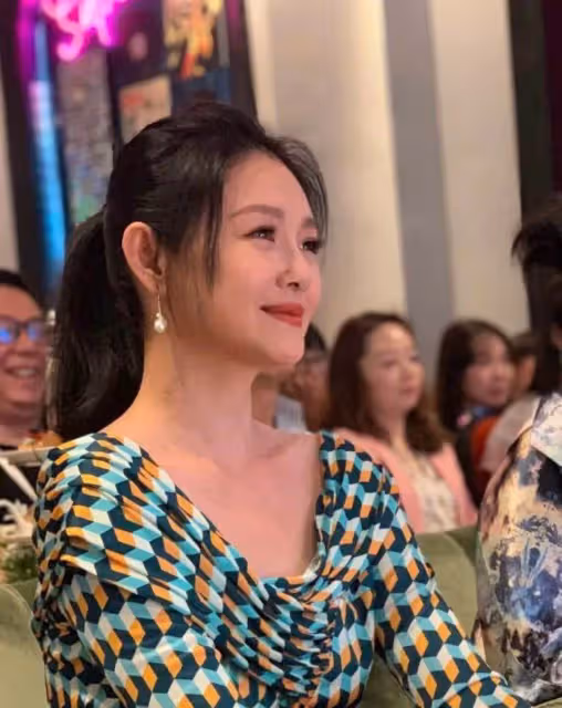 大S出席活動狀態真好,穿U領裙有骨感美,扎「高馬尾」看著比小s還年輕,網友:哪像兩娃媽