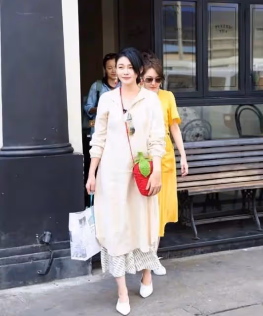 大S出席活動狀態真好,穿U領裙有骨感美,扎「高馬尾」看著比小s還年輕,網友:哪像兩娃媽