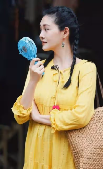 大S出席活動狀態真好,穿U領裙有骨感美,扎「高馬尾」看著比小s還年輕,網友:哪像兩娃媽