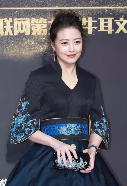 「最美周芷若」周海媚年紀大了也有當年的風范,一襲黑色古風長裙,看著很大氣