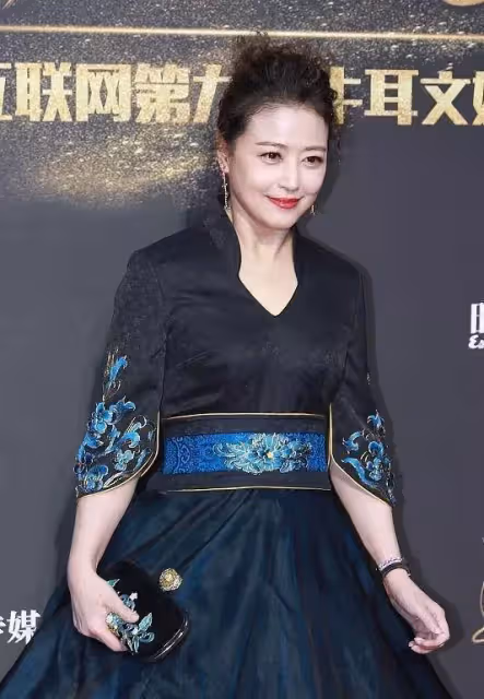 「最美周芷若」周海媚年紀大了也有當年的風范,一襲黑色古風長裙,看著很大氣