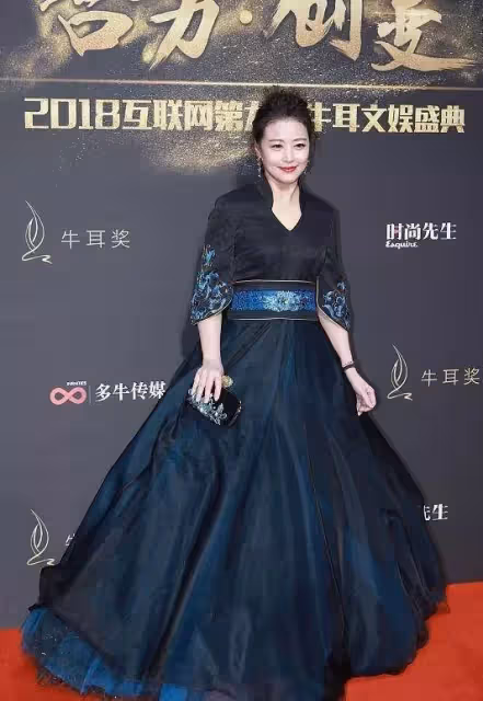 「最美周芷若」周海媚年紀大了也有當年的風范,一襲黑色古風長裙,看著很大氣