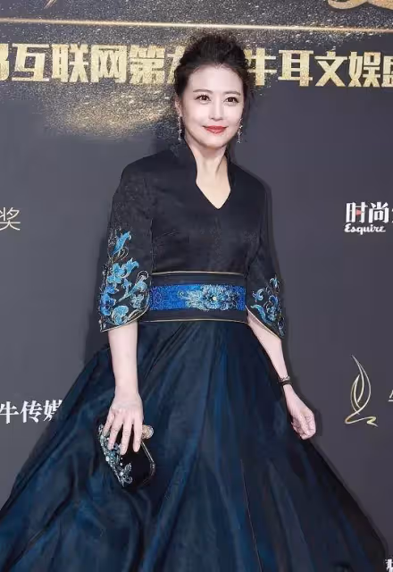 「最美周芷若」周海媚年紀大了也有當年的風范,一襲黑色古風長裙,看著很大氣