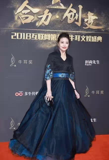 「最美周芷若」周海媚年紀大了也有當年的風范,一襲黑色古風長裙,看著很大氣