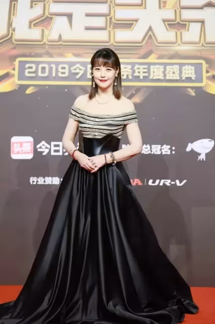 「最美周芷若」周海媚年紀大了也有當年的風范,一襲黑色古風長裙,看著很大氣