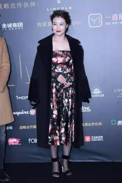 「最美周芷若」周海媚年紀大了也有當年的風范,一襲黑色古風長裙,看著很大氣