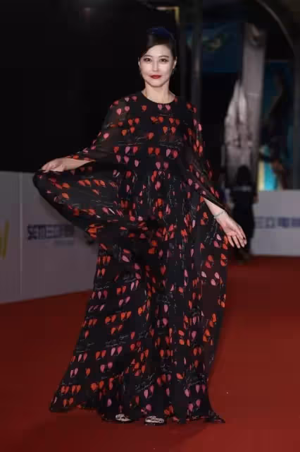 「最美周芷若」周海媚年紀大了也有當年的風范,一襲黑色古風長裙,看著很大氣