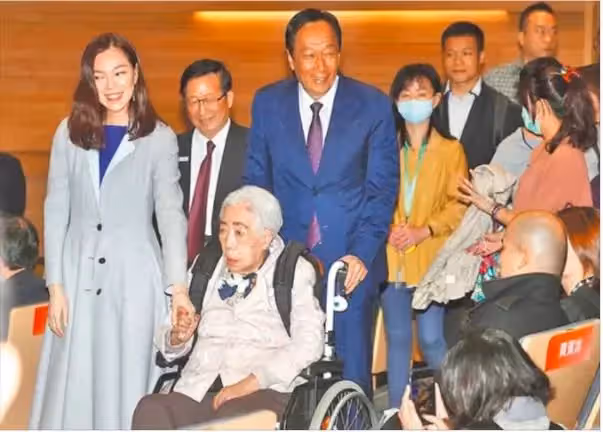 郭臺銘生日曬母子合照,面容憔悴略顯蒼老,94歲母親術後狀態佳,3個孩子出鏡,網友:太像郭董了