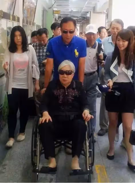 郭臺銘生日曬母子合照,面容憔悴略顯蒼老,94歲母親術後狀態佳,3個孩子出鏡,網友:太像郭董了