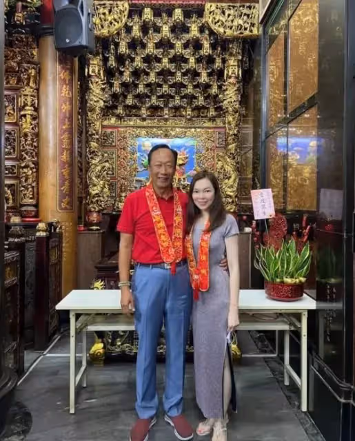 郭臺銘生日曬母子合照,面容憔悴略顯蒼老,94歲母親術後狀態佳,3個孩子出鏡,網友:太像郭董了