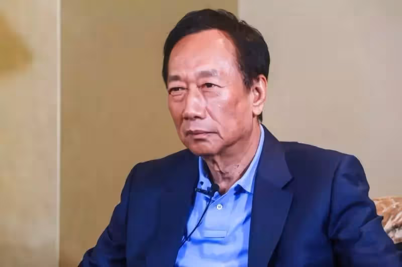 郭臺銘生日曬母子合照,面容憔悴略顯蒼老,94歲母親術後狀態佳,3個孩子出鏡,網友:太像郭董了