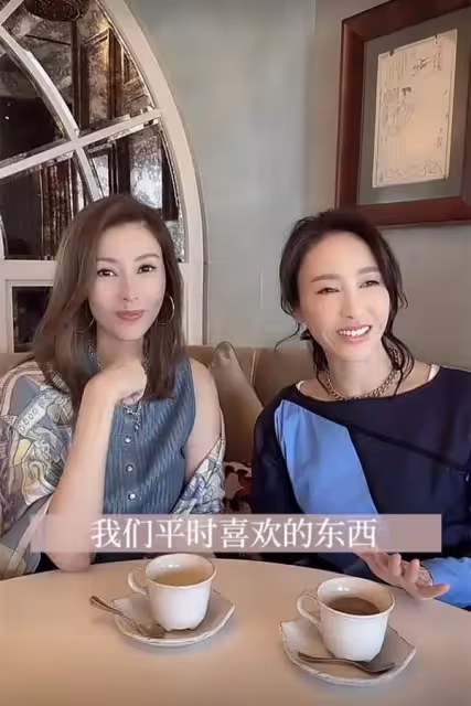51歲李嘉欣相約50歲姿黎下午茶，二人同為豪門貴婦，氣質卻截然不同