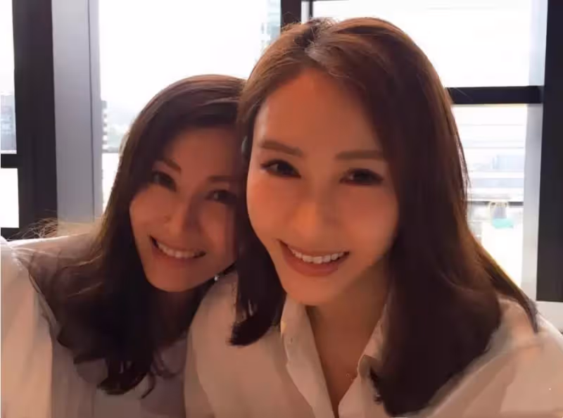 51歲李嘉欣相約50歲姿黎下午茶,二人同為豪門貴婦,氣質卻截然不同