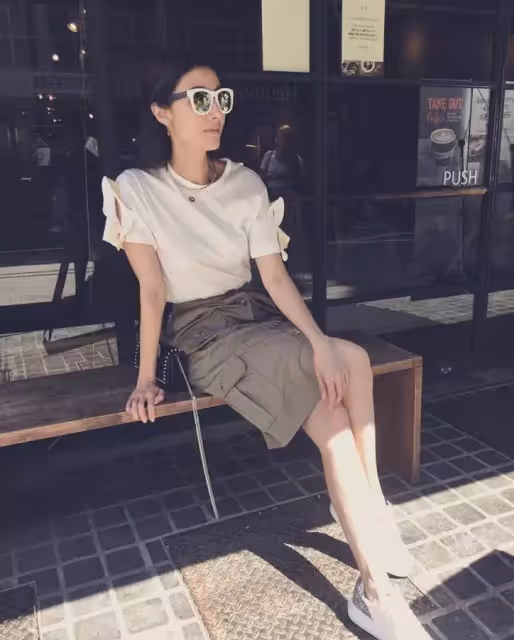 51歲李嘉欣相約50歲姿黎下午茶,二人同為豪門貴婦,氣質卻截然不同