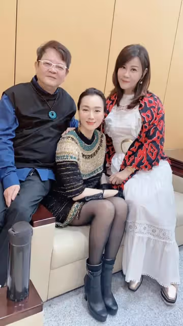 一結婚就當奶奶!坣娜婚後首放閃「牽280億富尪」眼神全是愛 把生日丟掉了「出意外後更不會過」