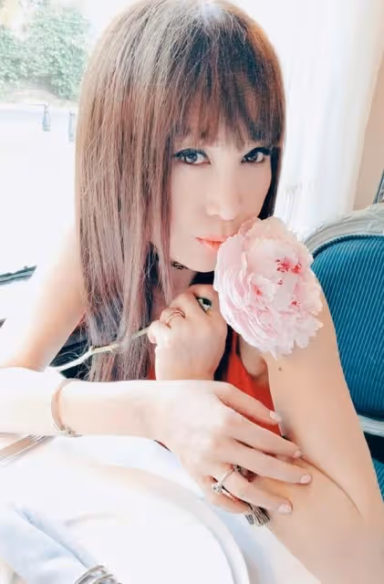 引爭議!香港不老女神母子互動被指太親密,兒子是內地收養的孤兒