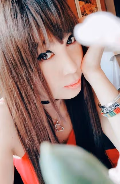 引爭議!香港不老女神母子互動被指太親密,兒子是內地收養的孤兒