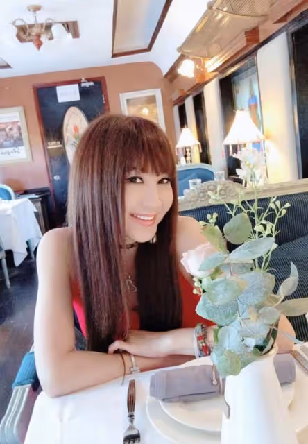 引爭議!香港不老女神母子互動被指太親密,兒子是內地收養的孤兒