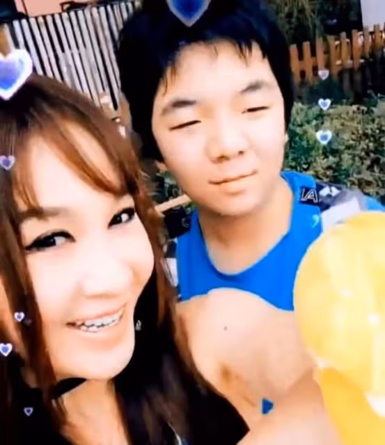 引爭議!香港不老女神母子互動被指太親密,兒子是內地收養的孤兒