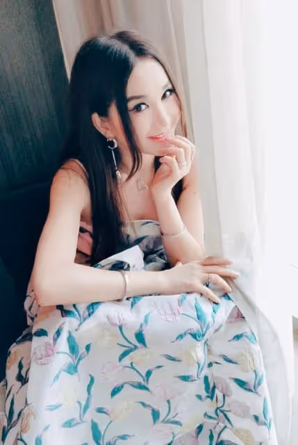 引爭議!香港不老女神母子互動被指太親密,兒子是內地收養的孤兒