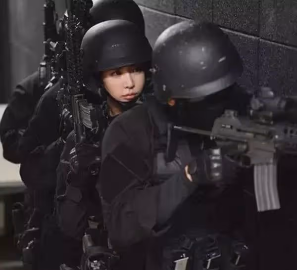 韓國「女神尤物」李燕花，被邀請到軍營勞軍慰問，這身材我愛了