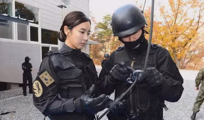 韓國「女神尤物」李燕花,被邀請到軍營勞軍慰問,這身材我愛了