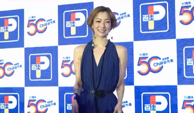鄭秀文穿藍色深V裙現身,笑容燦爛氣質如蘭,透露明年開演唱會