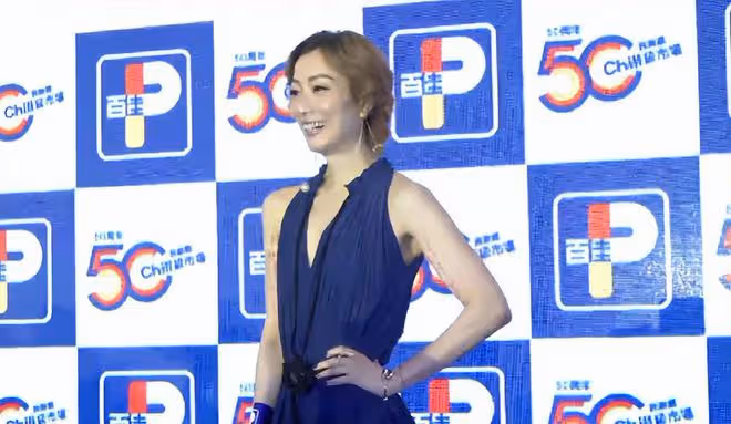 鄭秀文穿藍色深V裙現身,笑容燦爛氣質如蘭,透露明年開演唱會